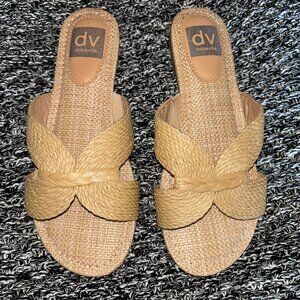NWOT Never Worn DV Dolce Vita Geeya Flat Sandals (Size 6, Raffia)